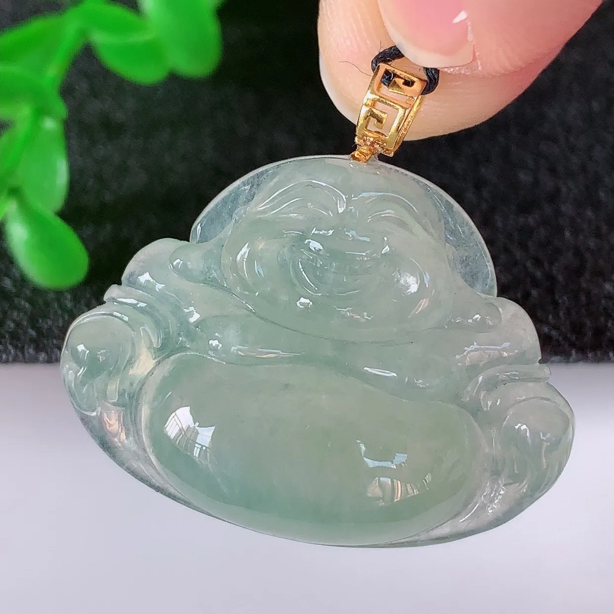 自然光实拍，18K金镶嵌冰种翡翠佛公吊坠，冰透饱满， 佛公亦保平安，寓意有福（佛公）相伴，品相佳，配戴优雅迷人！#93.5整体26.8*裸石21*28.5*5.8