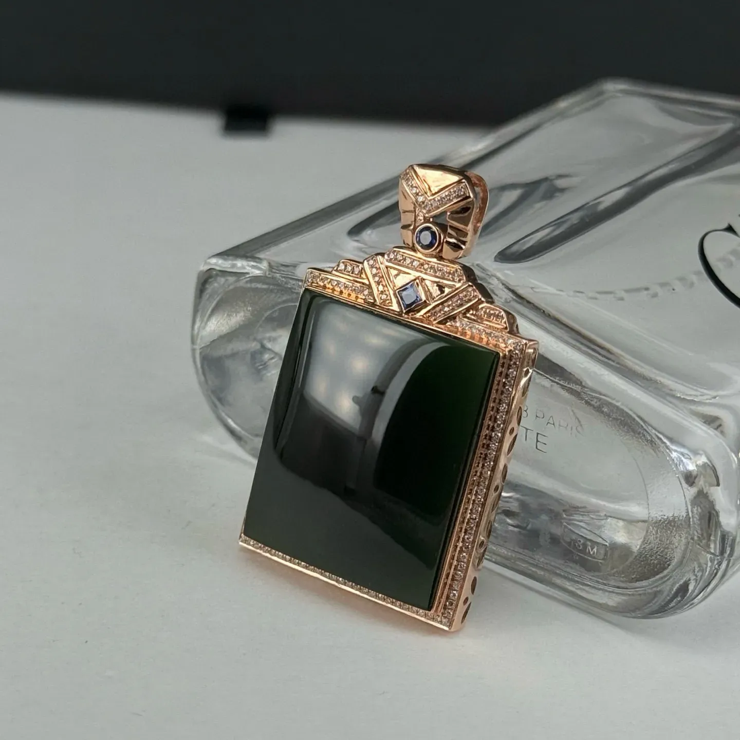 精品18k墨翠无事牌 种好色正 黑度极好 打灯通透 油性十足 尺寸39.8