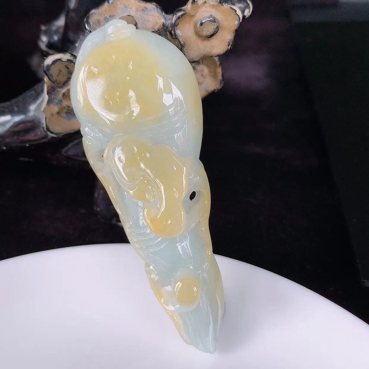 自然光实拍，大件厚装冰润冰糯种黄翡翡翠人参吊坠，人生如意，种老水足，翠色灵动，寓意美好，佩戴时尚出众