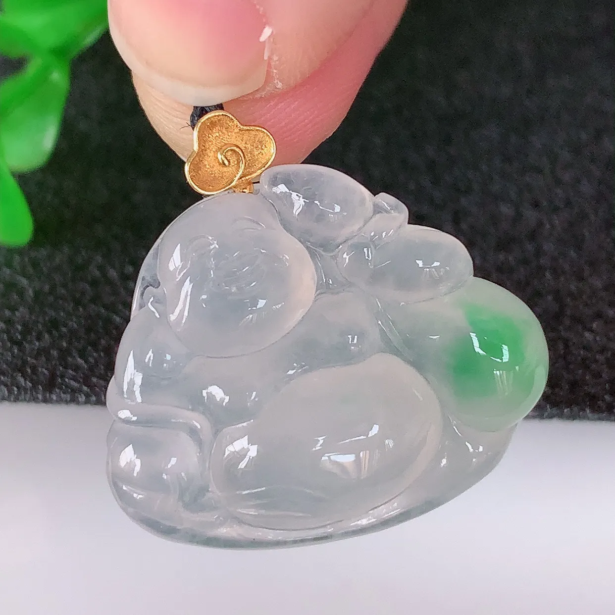 自然光实拍，18K金镶嵌冰种飘阳绿翡翠冰胶逍遥布袋佛吊坠，代代有钱，水足丰盈，盈满欢喜，配戴送礼佳品！#1.5整体24*裸石20*25*5.5