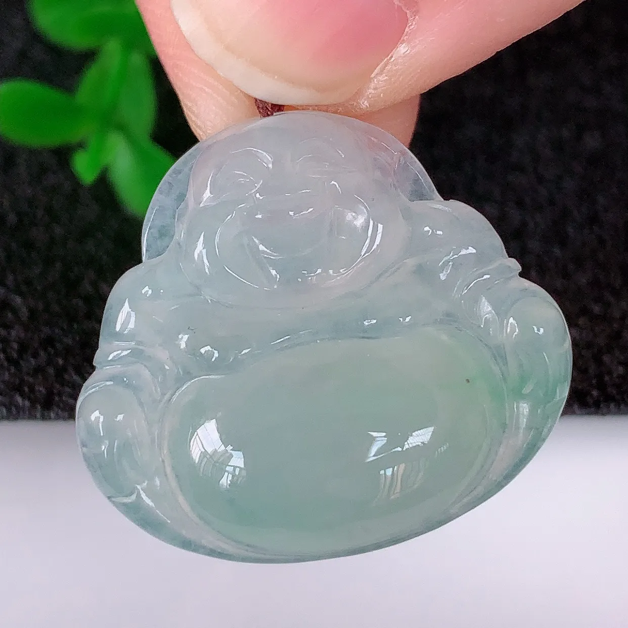 自然光实拍，冰润冰种飘绿翡翠佛公吊坠，饱满， 佛公亦保平安，寓意有福（佛公）相伴，配戴优雅迷人！#57.5