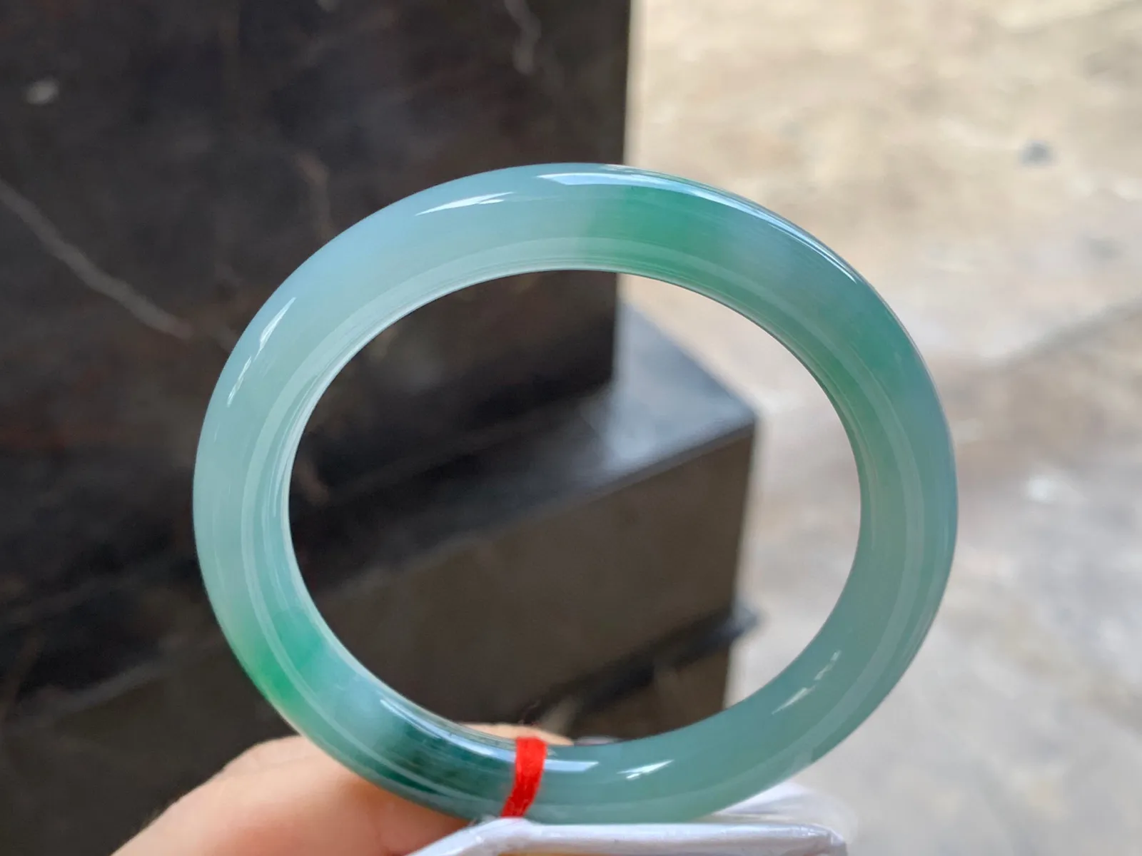 带色圆条手镯
尺寸：56-9.3-9.2mm
底子细腻干净～