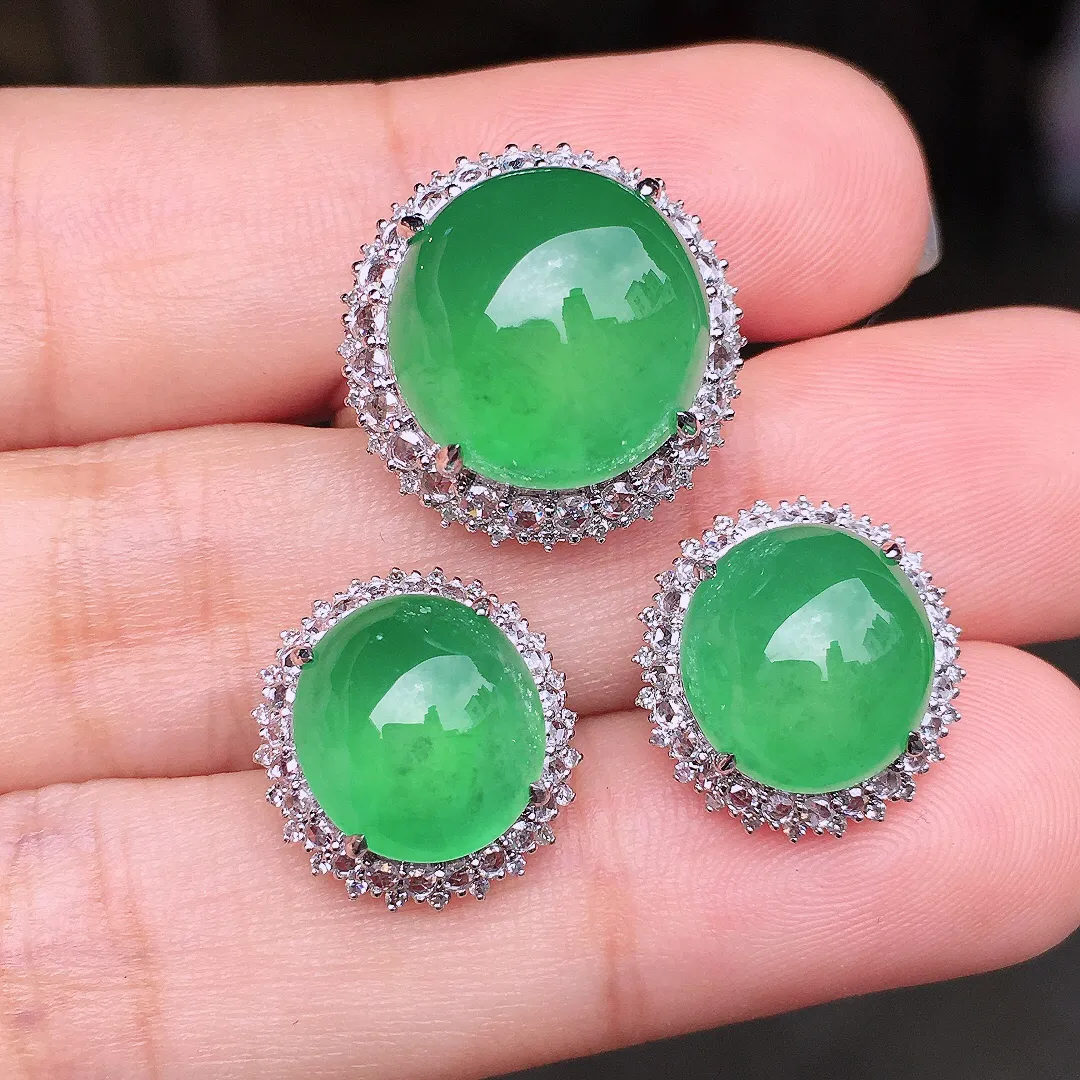 冰绿蛋面套装（耳钉+戒指），色泽均匀艳丽，玉质细腻，荧光感超
强，饱满水润，气质满满。18k
金豪华镶嵌