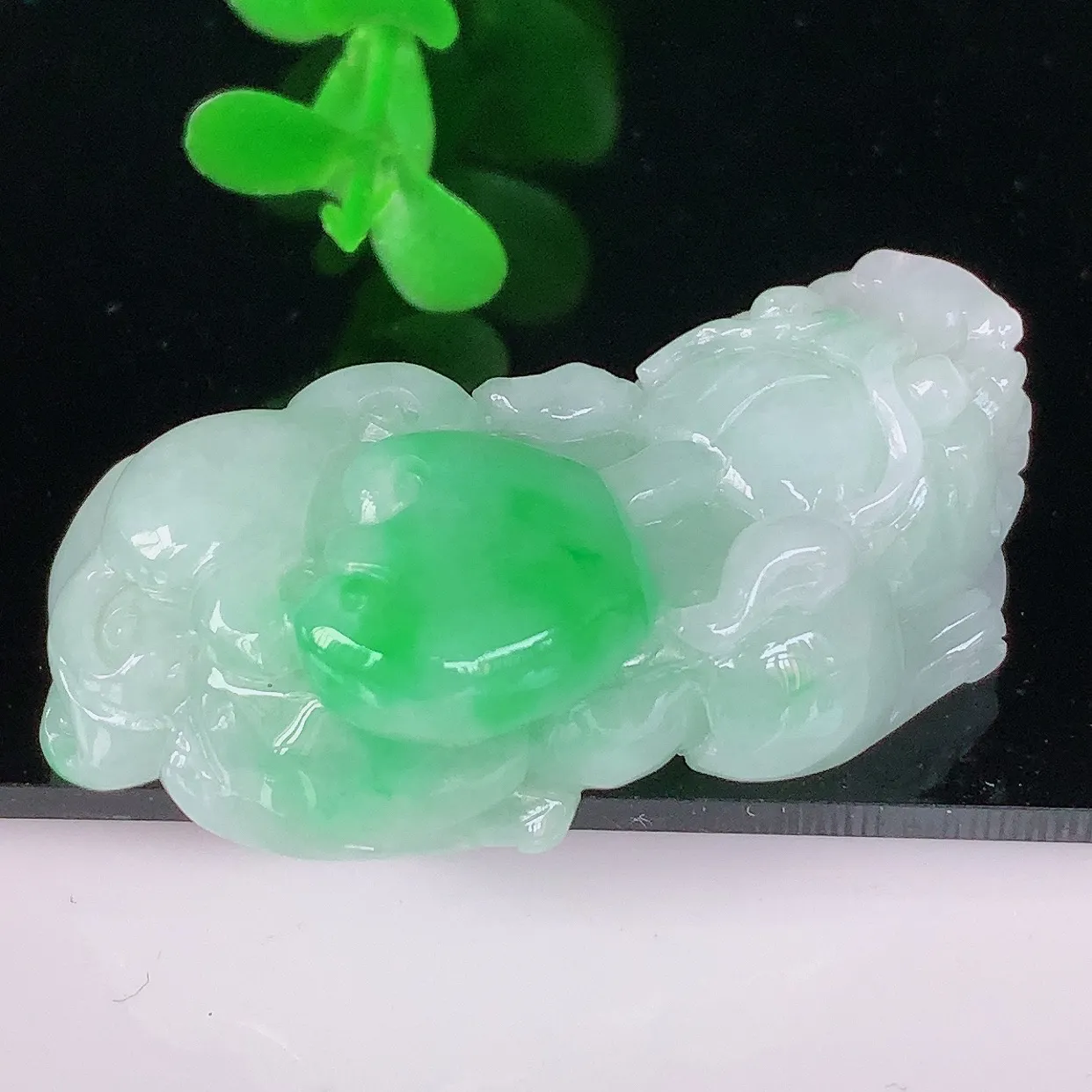 自然光实拍，冰润冰糯种飘阳绿翡翠招财貔貅吊坠，民间有“一摸貔貅运程旺盛，再摸貔貅财运滚滚，三摸貔貅平步青云 ”的美好祝愿。#05.5