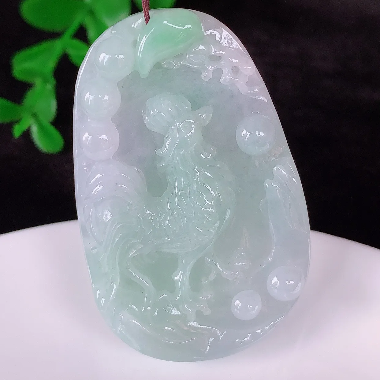 自然光实拍，冰润冰糯种淡春彩翡翠生肖鸡吊坠，闻鸡起舞，种老水足，翠色灵动，寓意美好，佩戴时尚出众！#57.5