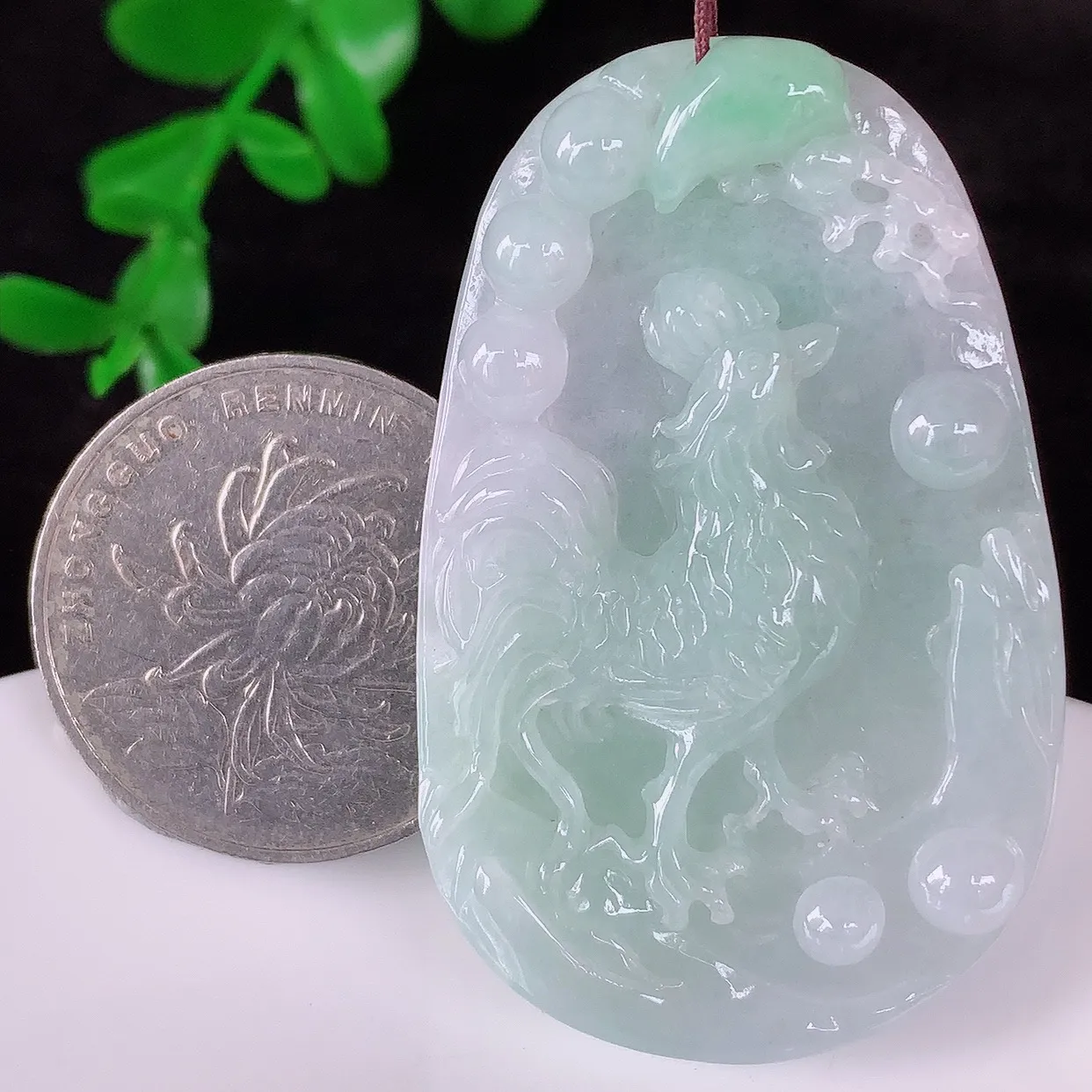 自然光实拍，冰润冰糯种淡春彩翡翠生肖鸡吊坠，闻鸡起舞，种老水足，翠色灵动，寓意美好，佩戴时尚出众！#57.5