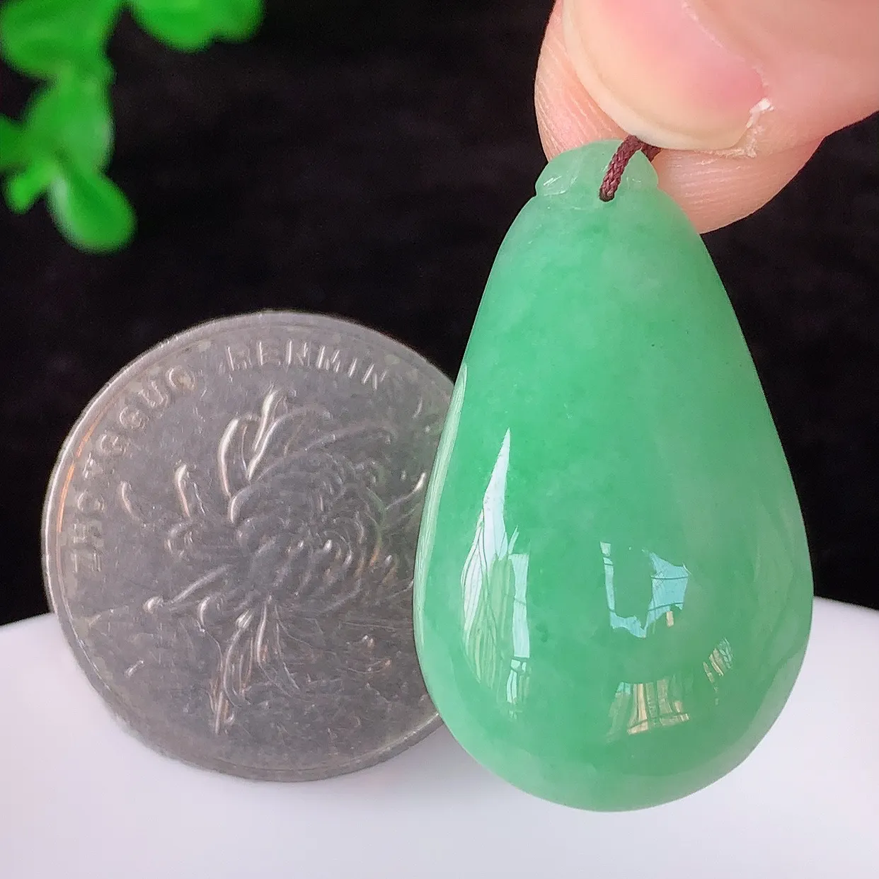 自然光实拍，冰润冰糯种果绿翡翠招财福瓜吊坠，翡翠福瓜招财瓜，冰润且起胶感，佩戴效果优雅迷人！#83.5