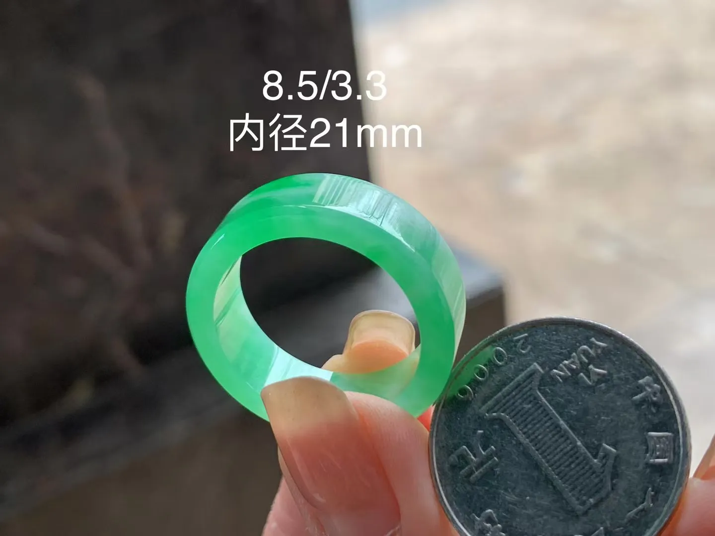 阳绿扳指，颜色漂亮，水润