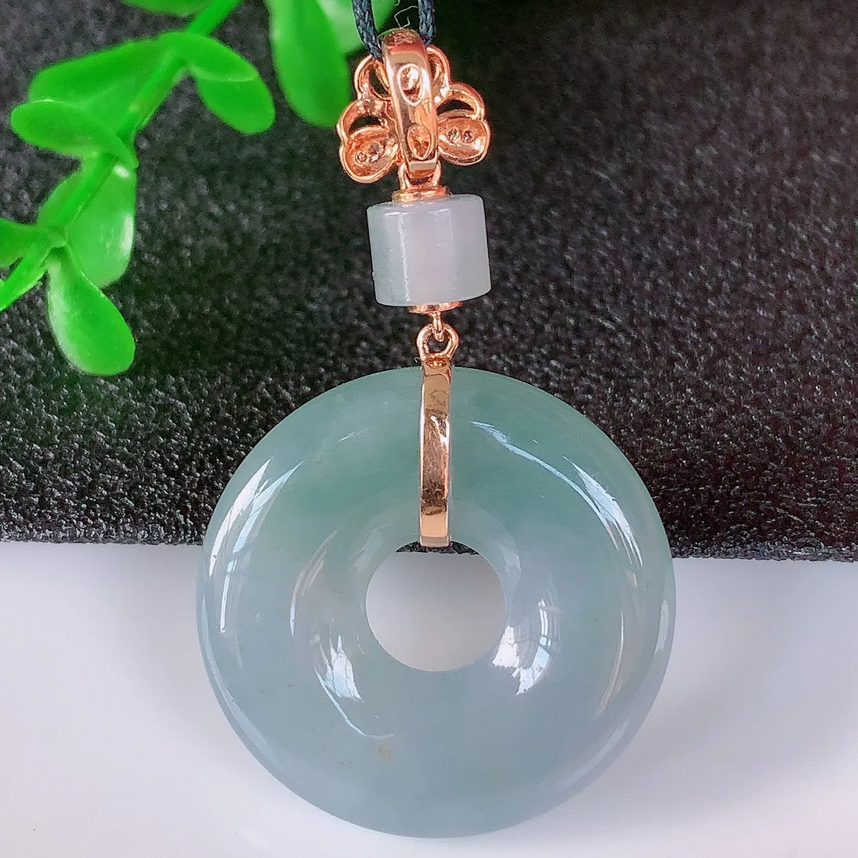 自然光实拍，18K金镶嵌水润冰春彩翡翠平安扣吊坠，翡翠平安扣，冰润光泽，寓意平平安安，平安扣佩戴时尚漂亮！#00.5整体40.8*24.5*5.8裸石24.5*24.5