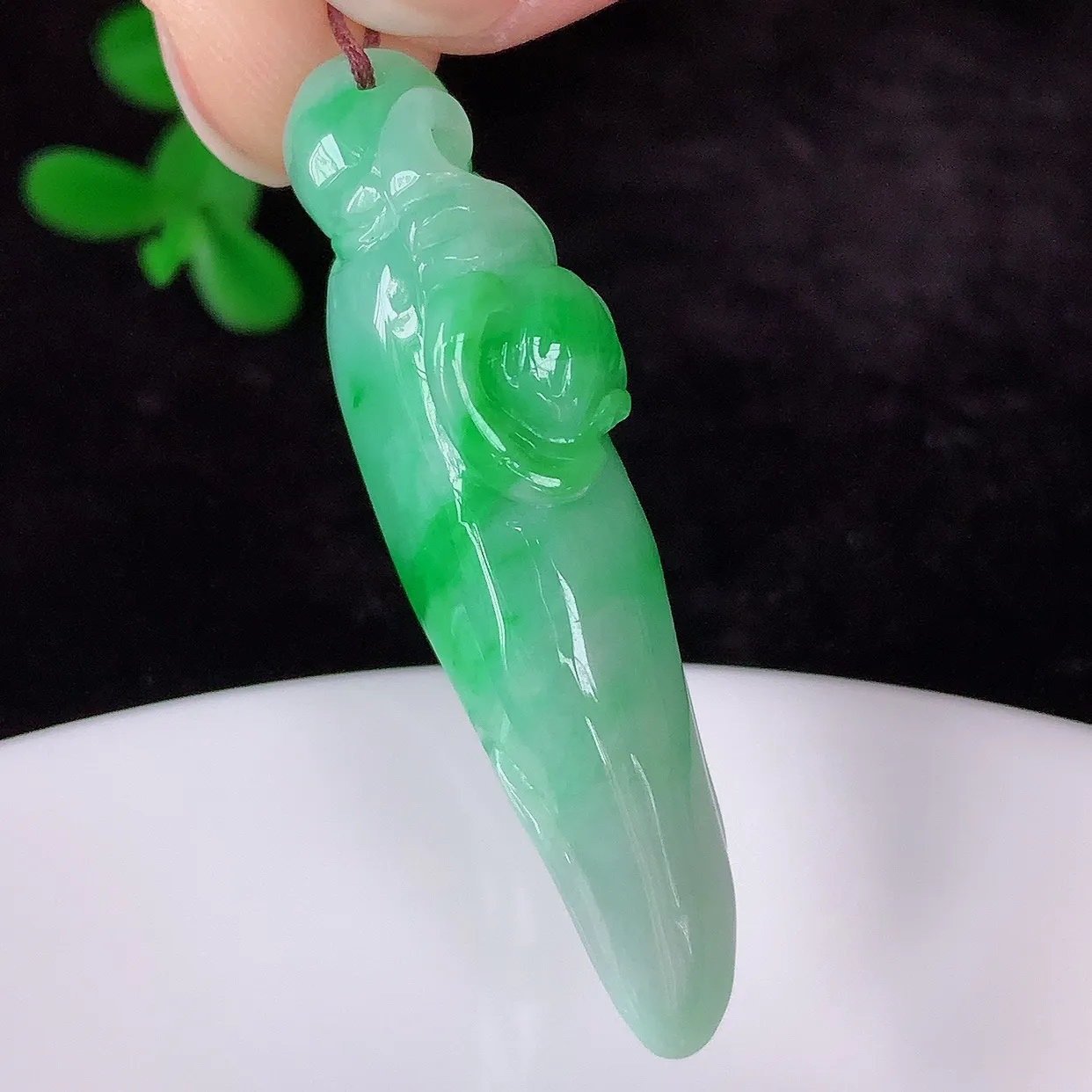 自然光实拍，冰润冰糯种飘阳绿翡翠人参吊坠，人生如意，种老水足，翠色灵动，寓意美好，佩戴时尚出众！#05.5