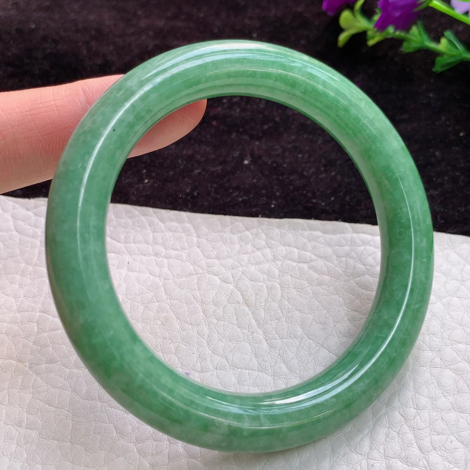 pp实拍55*10老坑精美55圈口满绿百搭圆条翡翠手镯 美人镯