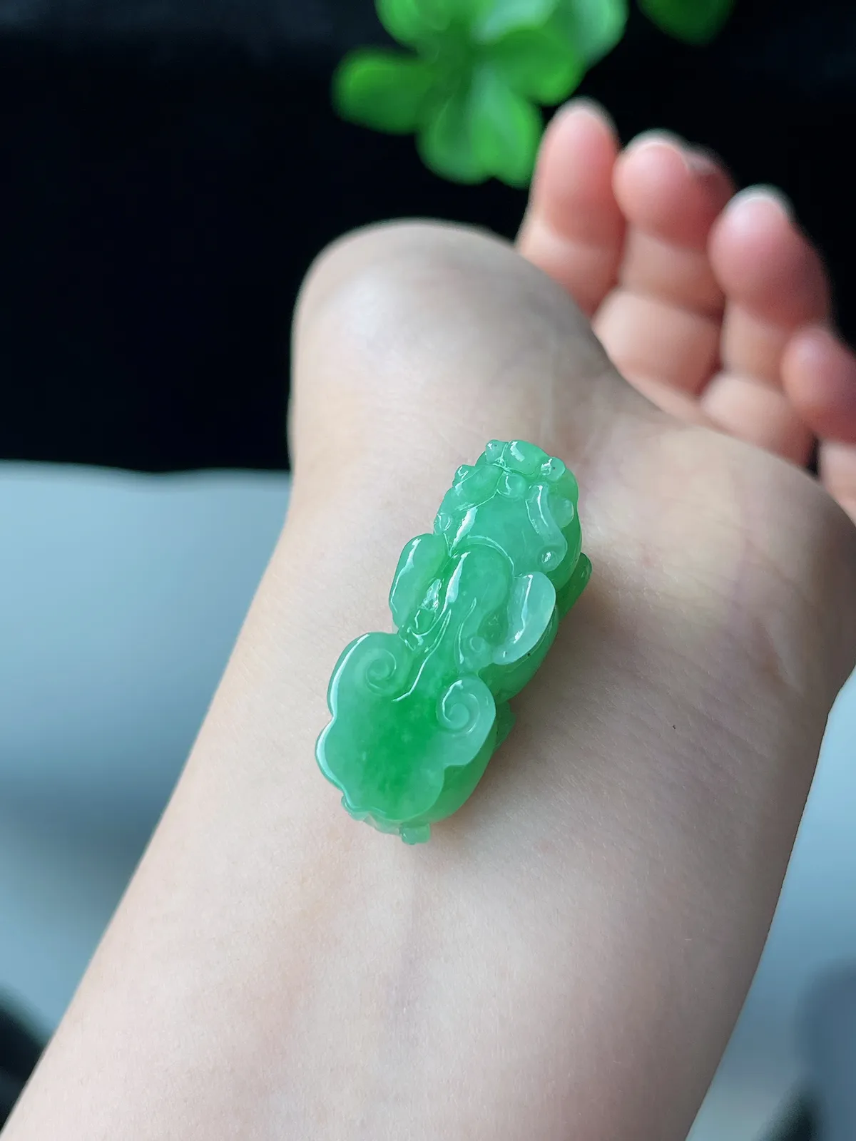 翡翠糯化种浅绿色吊坠