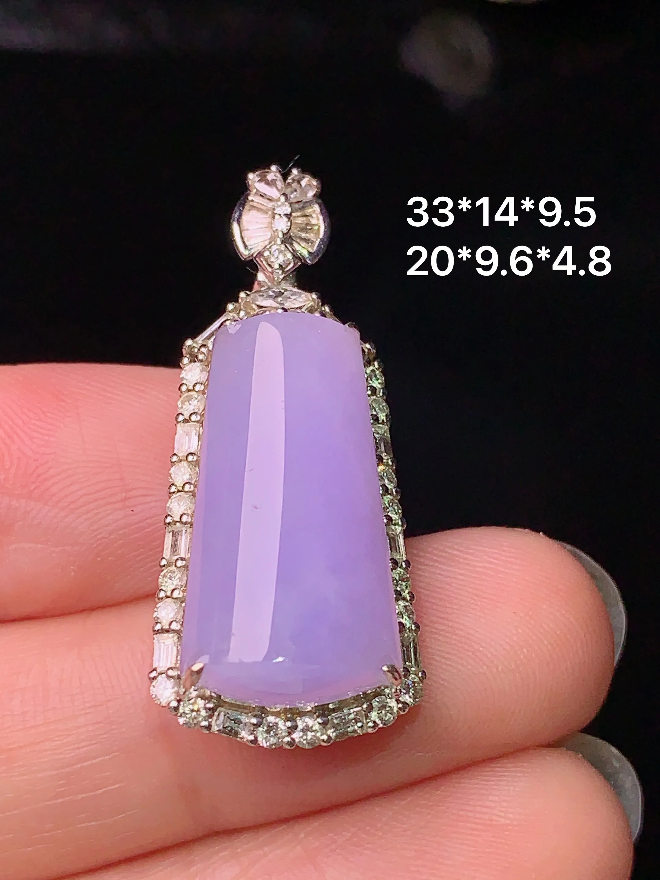18k金钻镶嵌紫罗兰玉柱吊坠 玉质细腻 色泽艳丽 整体尺寸33*14*9.5