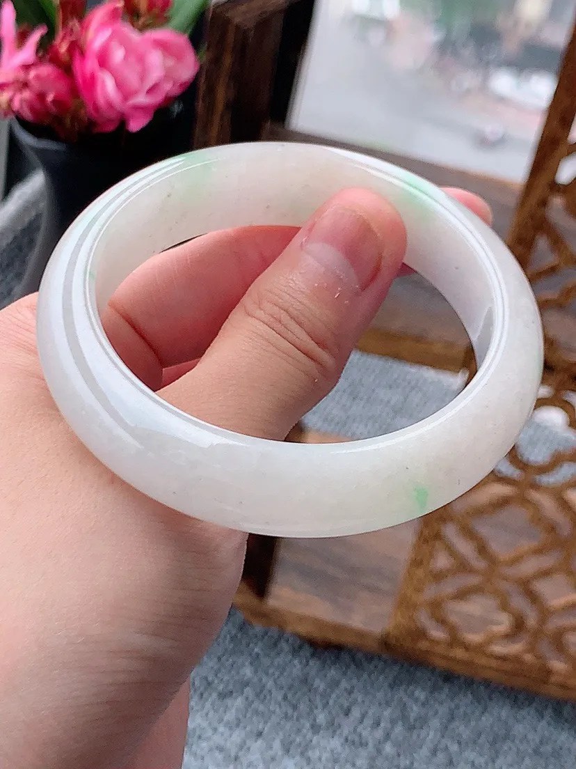a货翡翠飘绿正装正圈手镯55-56圈口 尺寸55.8×13.8×8mm 重量63.70g 0605