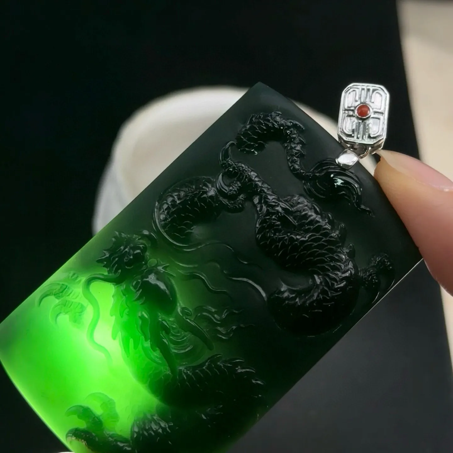 墨翠老蓝色 种好色正 肉质细腻 打灯通透 雕工精细 尺寸