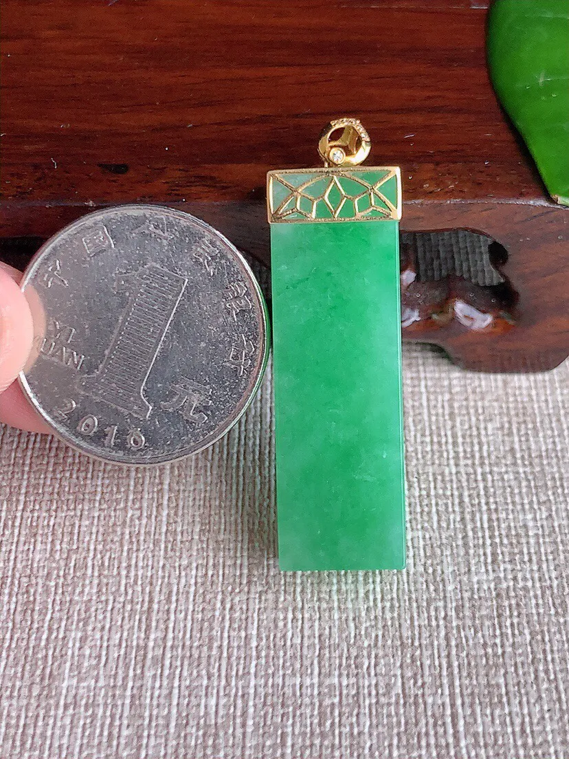 a货翡翠老坑冰种18K金镶嵌满绿无事牌吊坠 尺寸37×11.6×7.4mm 重量12.30g 0606
