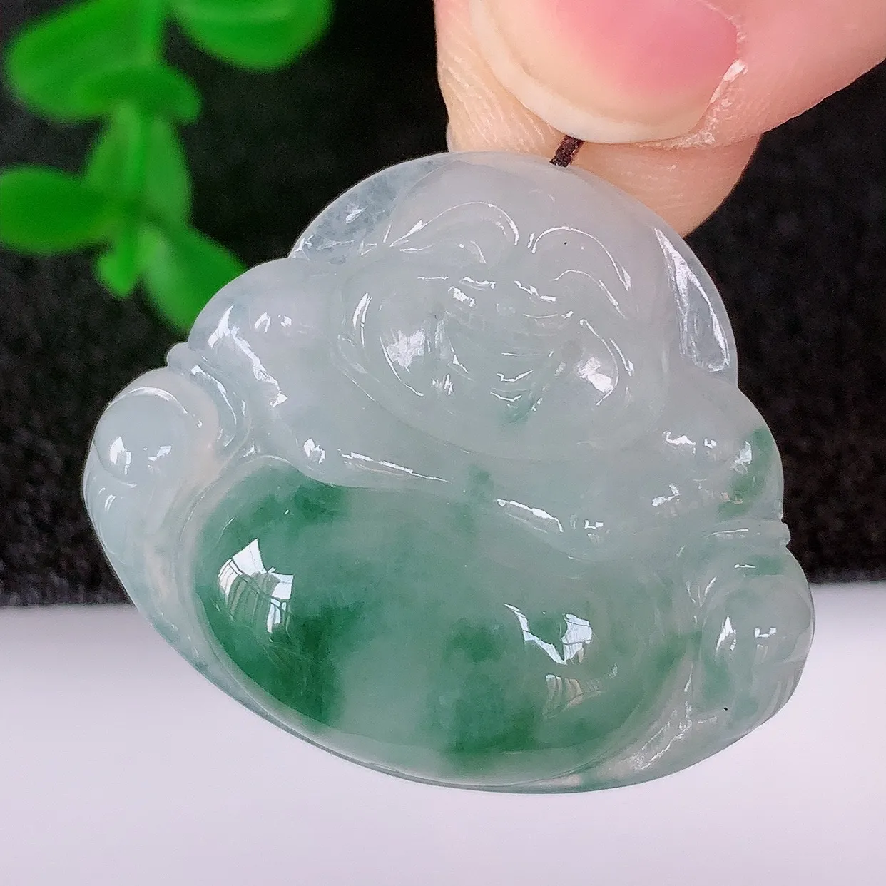 自然光实拍，冰润冰飘花翡翠佛公吊坠，饱满， 佛公亦保平安，寓意有福（佛公）相伴，配戴优雅迷人！#57