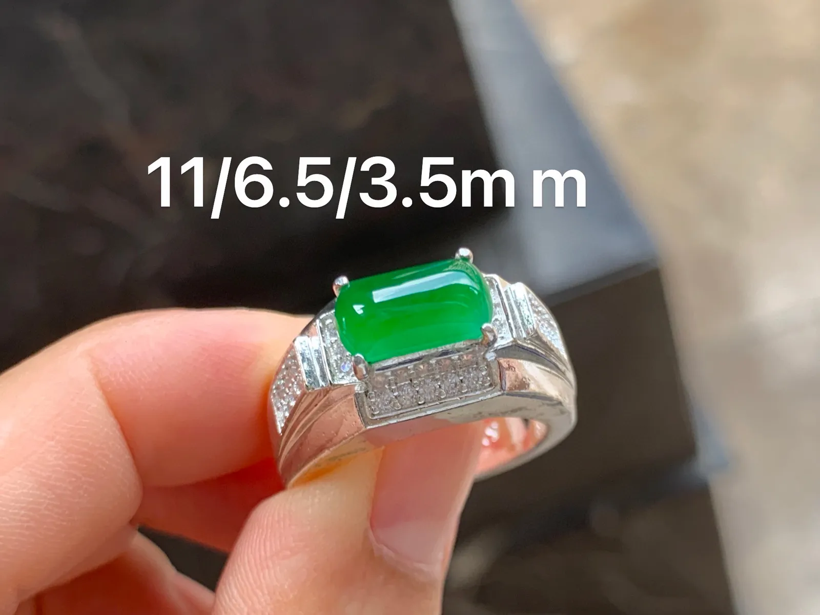 满色马鞍戒面 种好水润 颜色辣绿
铜托