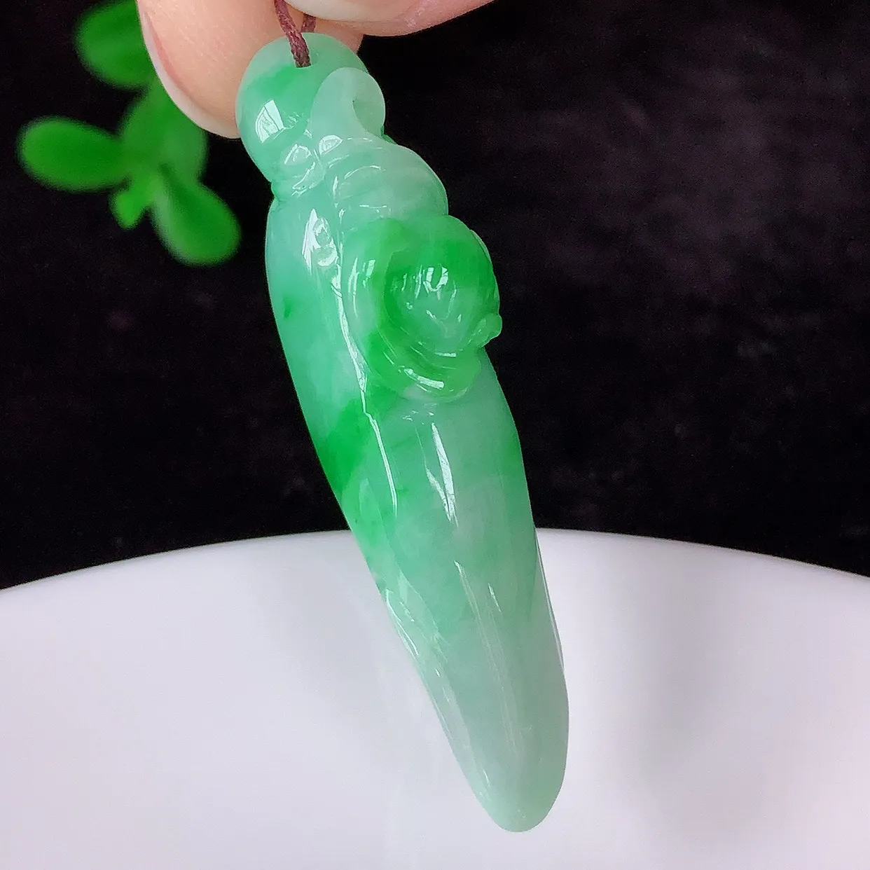 自然光实拍，冰润冰糯种飘阳绿翡翠人参吊坠，人生如意，种老水足，翠色灵动，寓意美好，佩戴时尚出众！#05.5