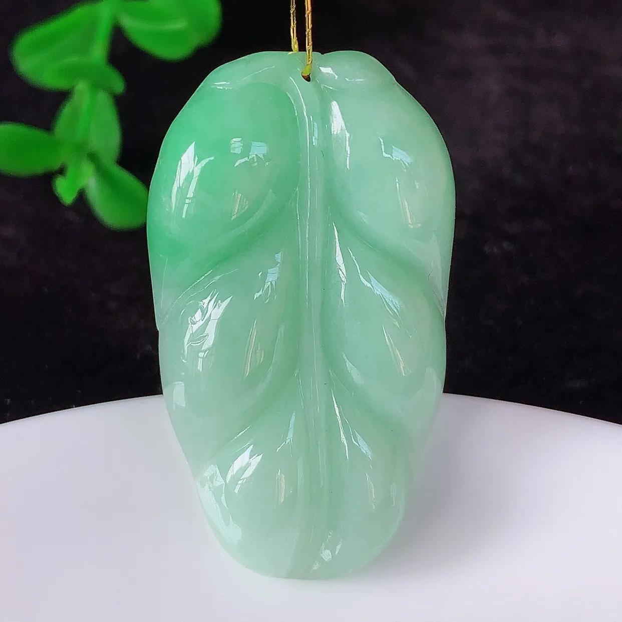 自然光实拍，冰润冰糯种飘绿翡翠事业有成叶子吊坠，莹润且起胶，叶子清秀优雅，佩戴大业有成！#35.5
