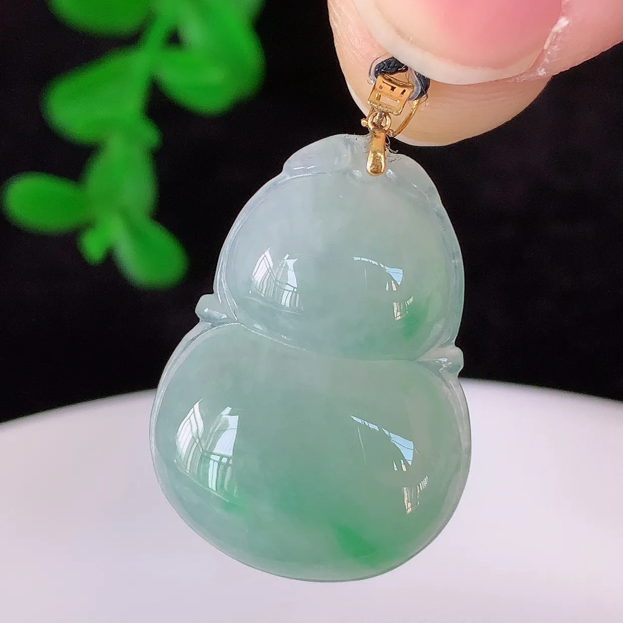自然光实拍，18K金镶嵌冰飘绿翡翠葫芦吊坠，翡翠葫芦，寓意福禄双全，财源滚滚，佩戴效果优雅迷人！#4
