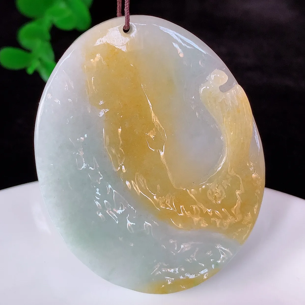 自然光实拍，冰润冰糯种黄翡翡翠悟道吊坠，翡翠悟道寓意“祥和，安宁，吉祥，幸福”，佩戴效果优雅迷人，性