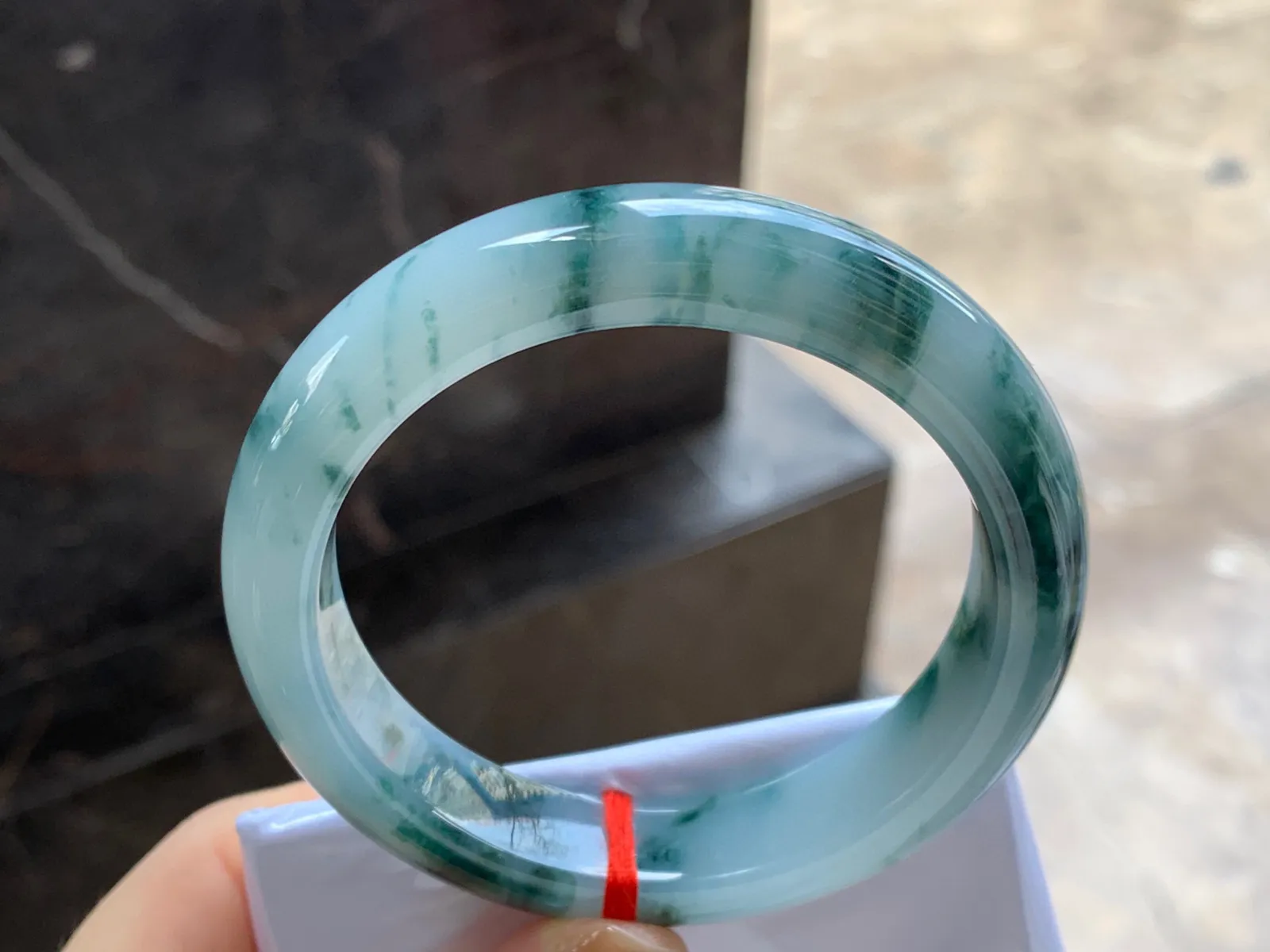 飘花手镯
尺寸：56.5-12.7-9mm
底子细腻干净～飘花点缀