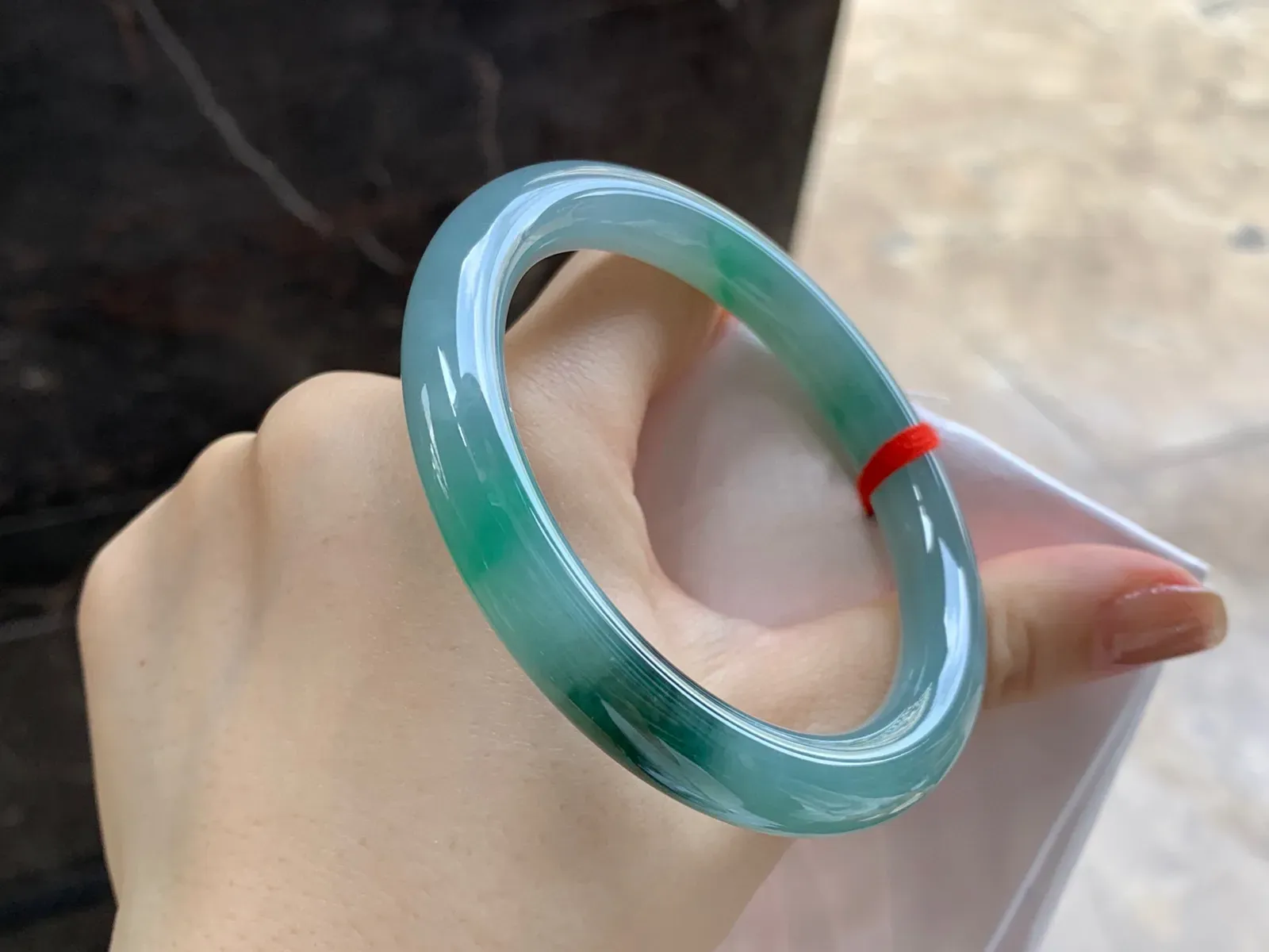 带色圆条手镯
尺寸：56-9.3-9.2mm
底子细腻干净～