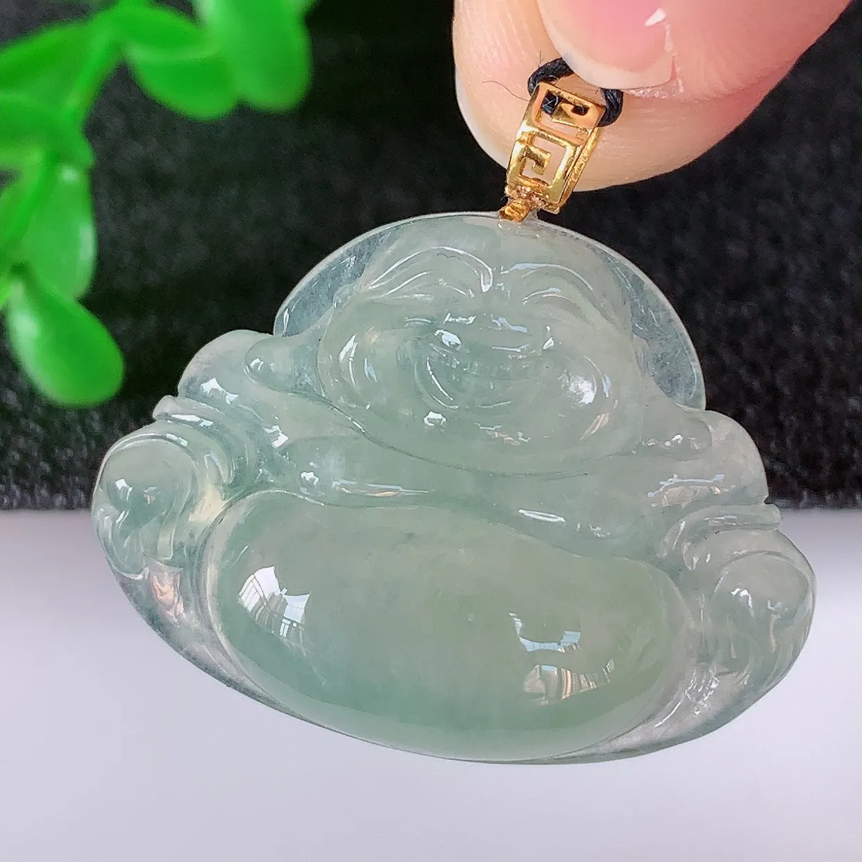 自然光实拍，18K金镶嵌冰种翡翠佛公吊坠，冰透饱满， 佛公亦保平安，寓意有福（佛公）相伴，品相佳，配戴优雅迷人！#93.5整体26.8*裸石21*28.5*5.8