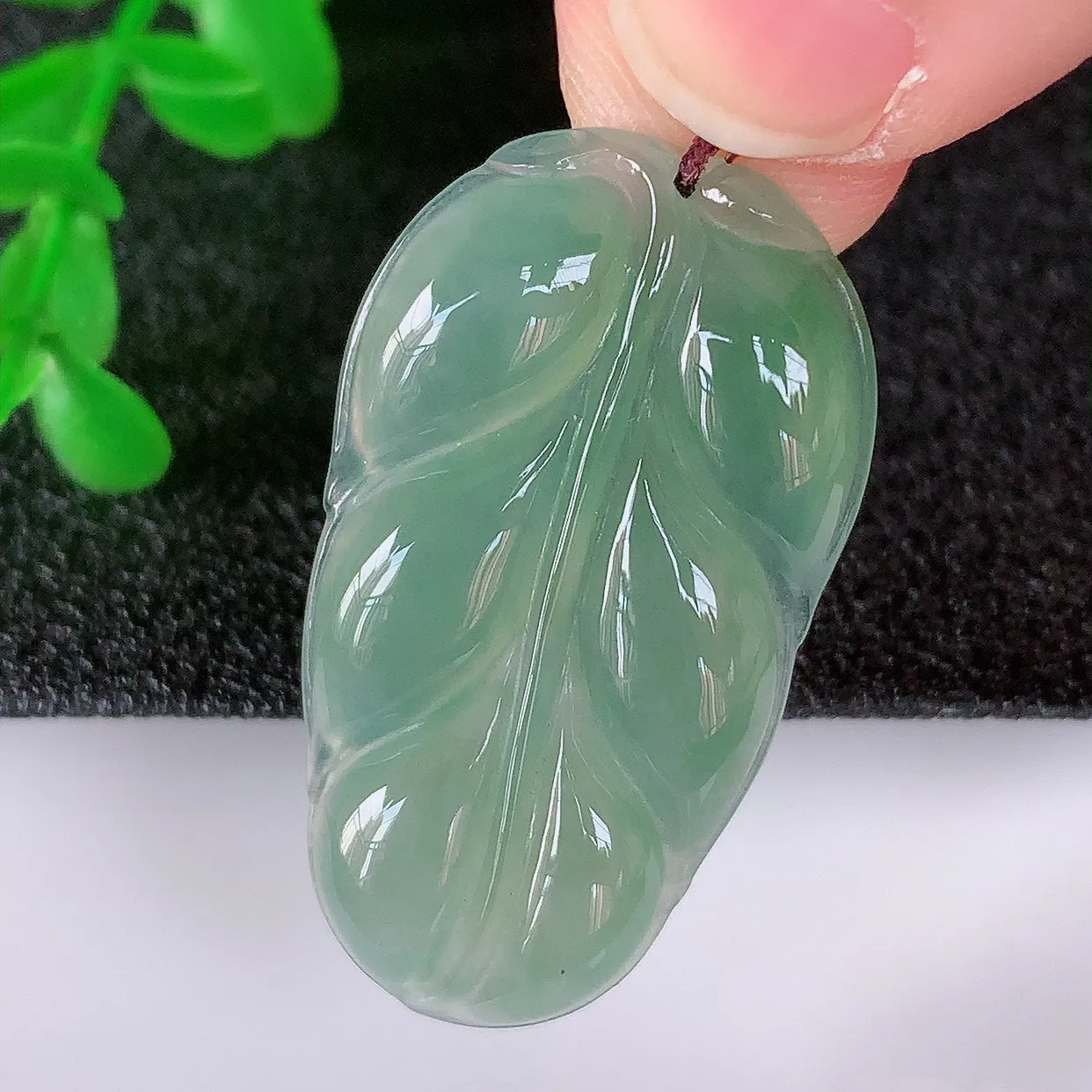 自然光实拍，冰润冰种飘绿翡翠事业有成叶子吊坠，莹润且起胶，叶子清秀优雅，佩戴大业有成！#57.5
