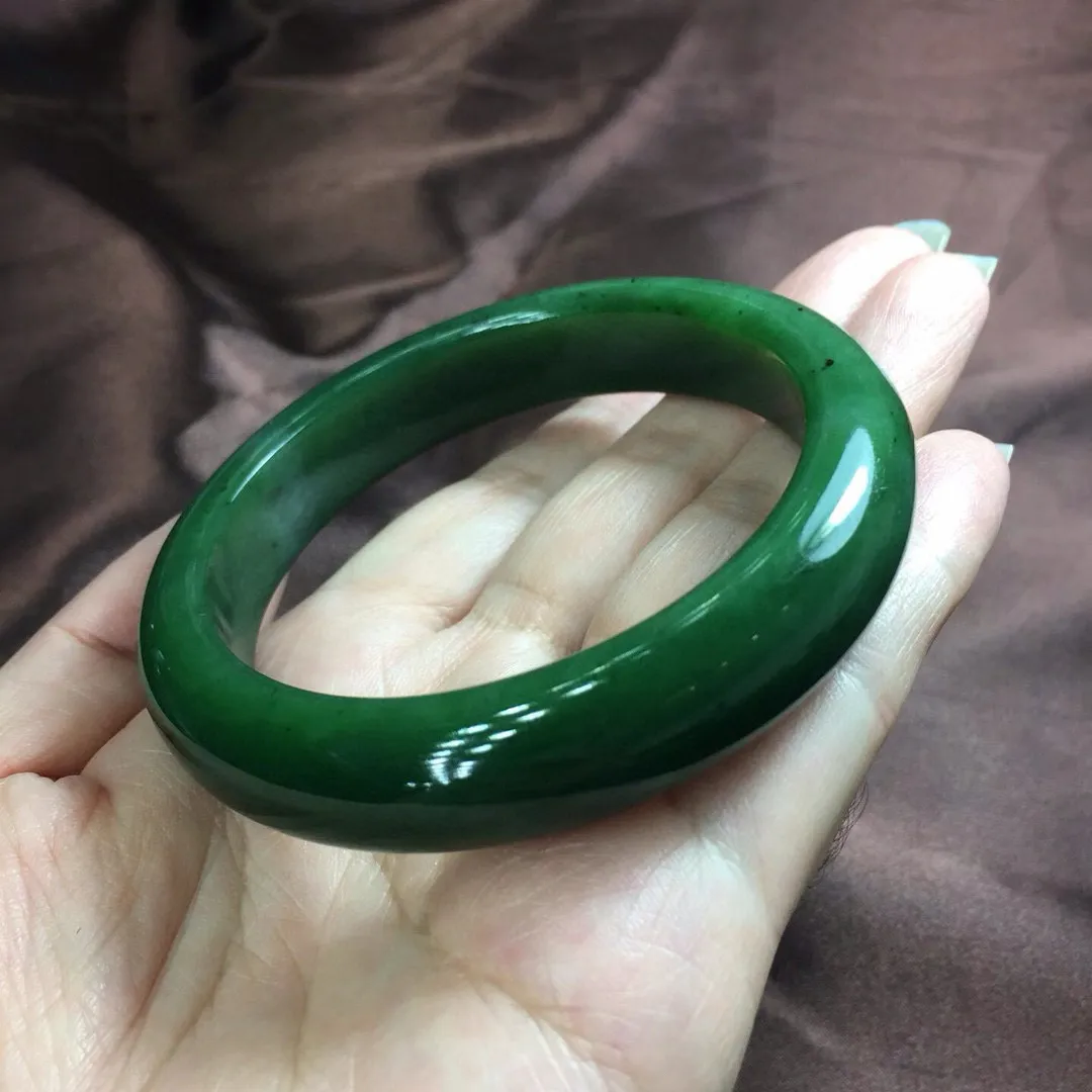圈口62.3*14.5*9.5mm。重：78.2克左右。天然碧玉菠菜绿手镯，质细地腻，水头足，老坑老料，颜超色美！上手果效好。微黑点。