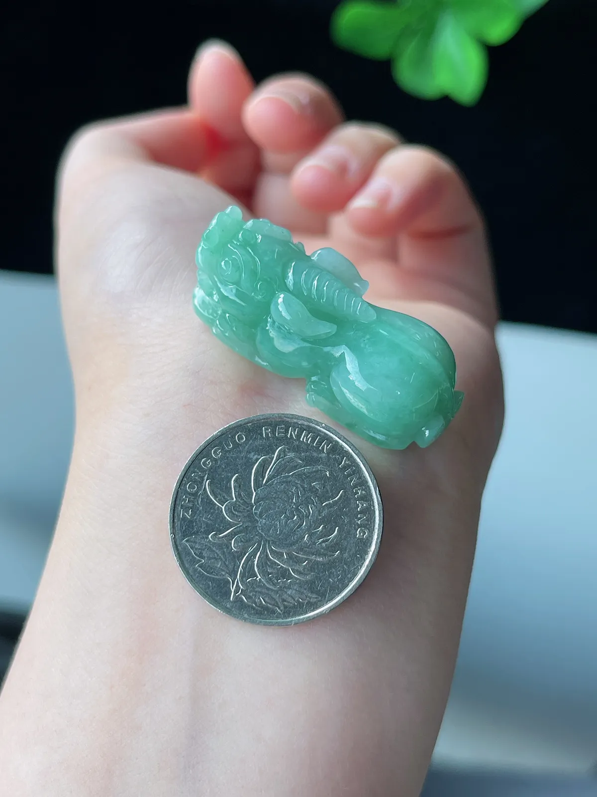 翡翠糯化种淡绿色吊坠