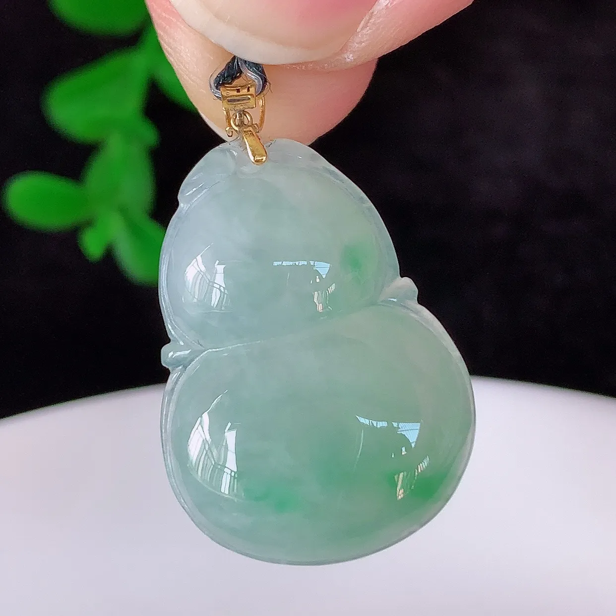 自然光实拍，18K金镶嵌冰飘绿翡翠葫芦吊坠，翡翠葫芦，寓意福禄双全，财源滚滚，佩戴效果优雅迷人！#49.5