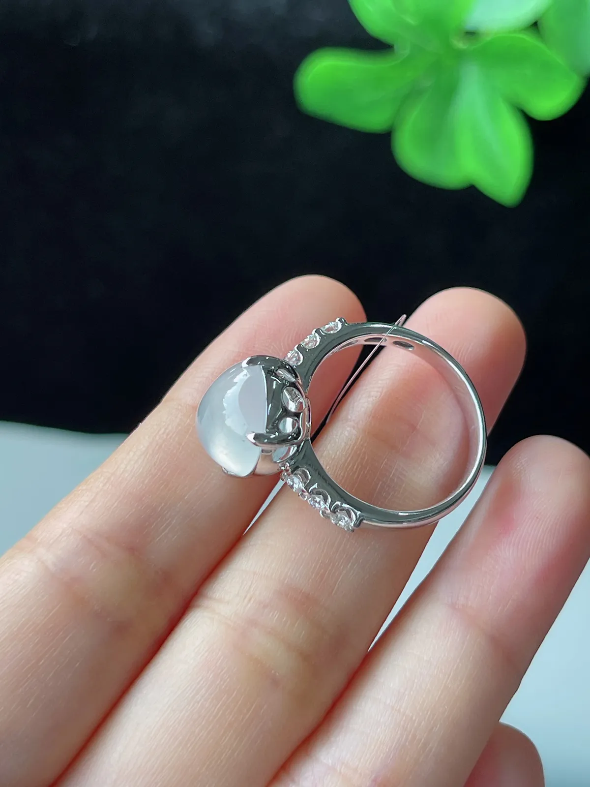 翡翠白冰戒指，印记：Au750,伴钻石