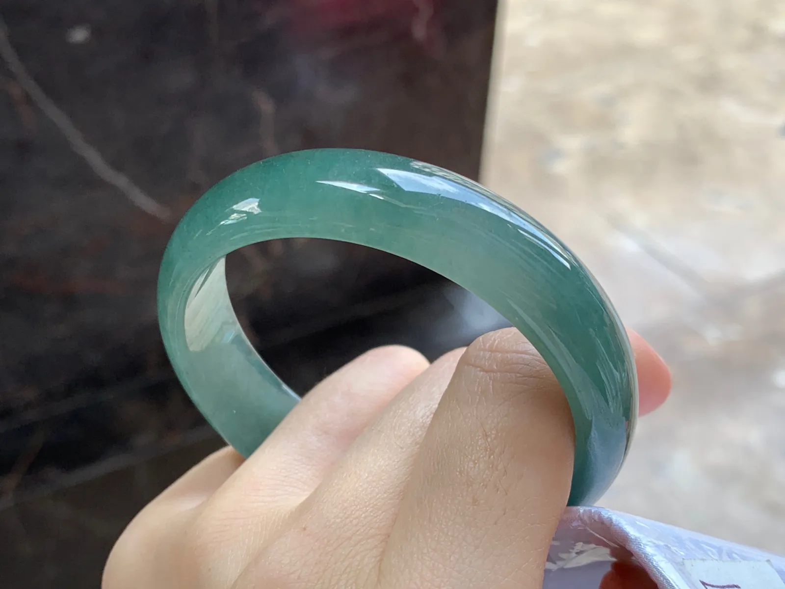 油青手镯
尺寸：57-14.6-6.7mm
肉质细腻～有特色