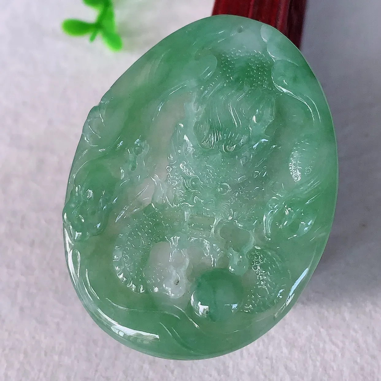 自然光实拍，冰飘绿翡翠精雕龙腾盛世、龙牌吊坠，种水好，雕工立体精致，佩戴霸气时尚！#46.5