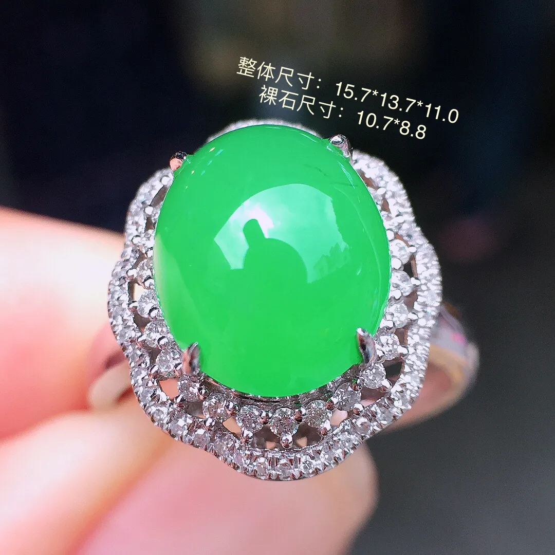 阳绿蛋面戒指，色泽均匀艳丽，玉质细腻，荧光感超
强，饱满水润，气质满满。18k
金豪华镶嵌