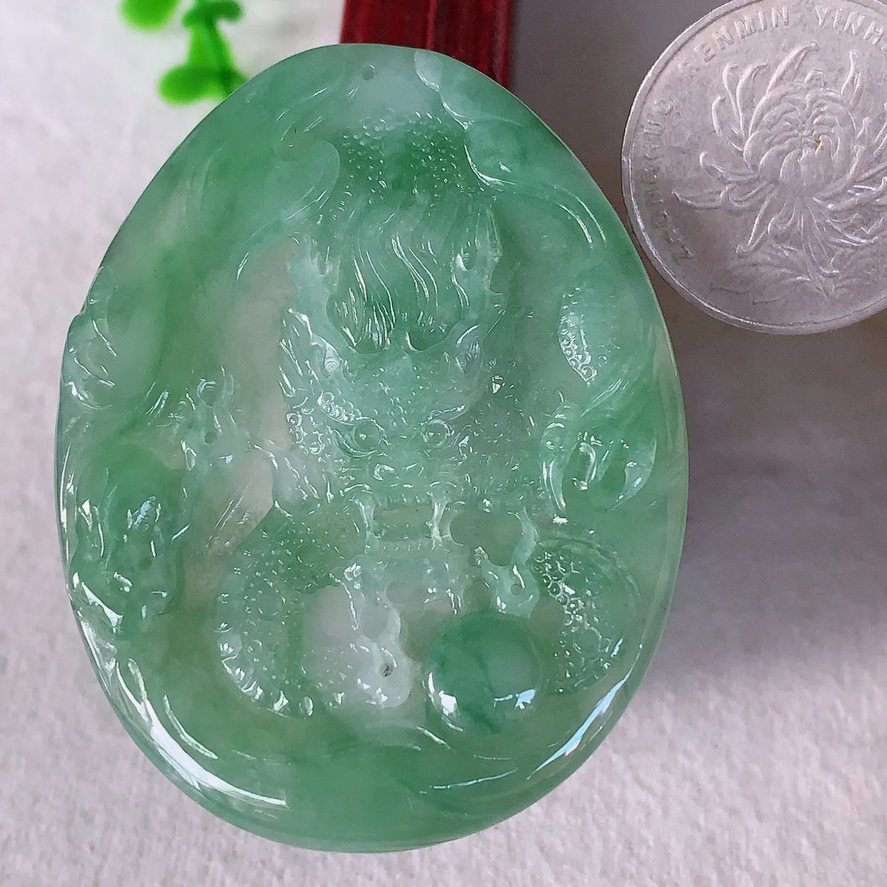 自然光实拍，冰飘绿翡翠精雕龙腾盛世、龙牌吊坠，种水好，雕工立体精致，佩戴霸气时尚！#46.5