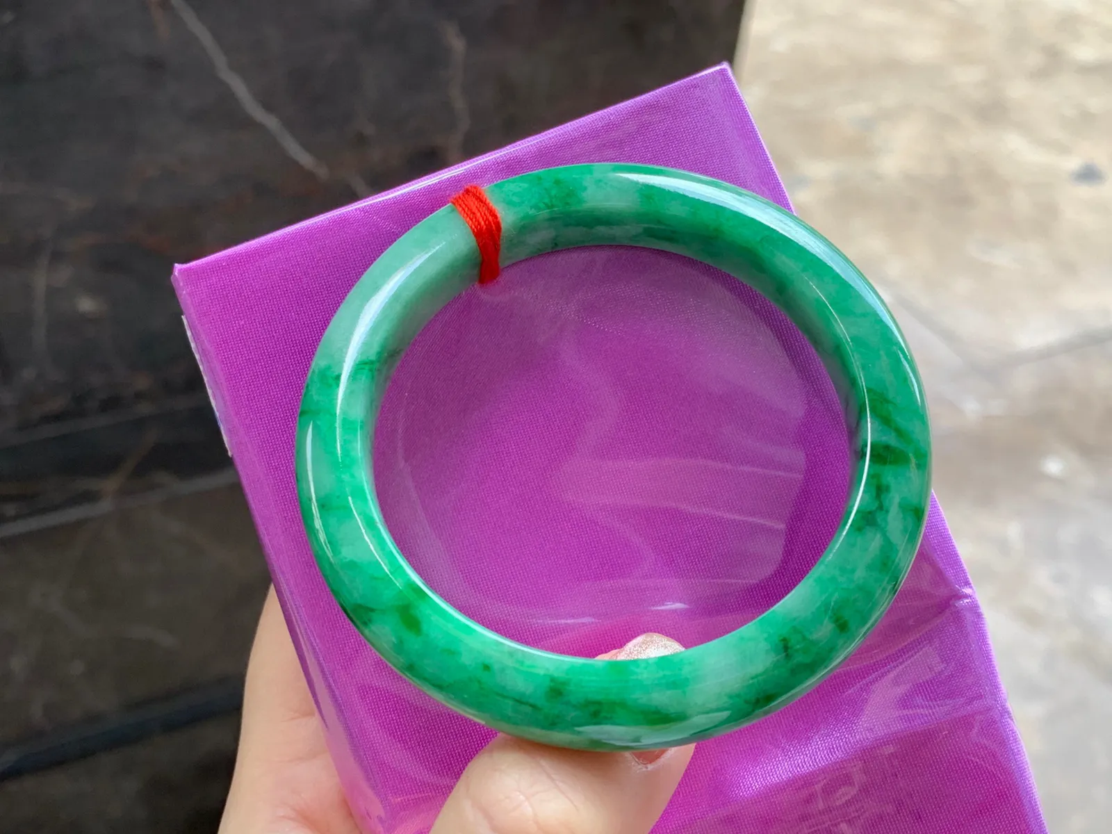 带色手镯
尺寸：55.2-10-8.6mm
底子细腻干净～有特色