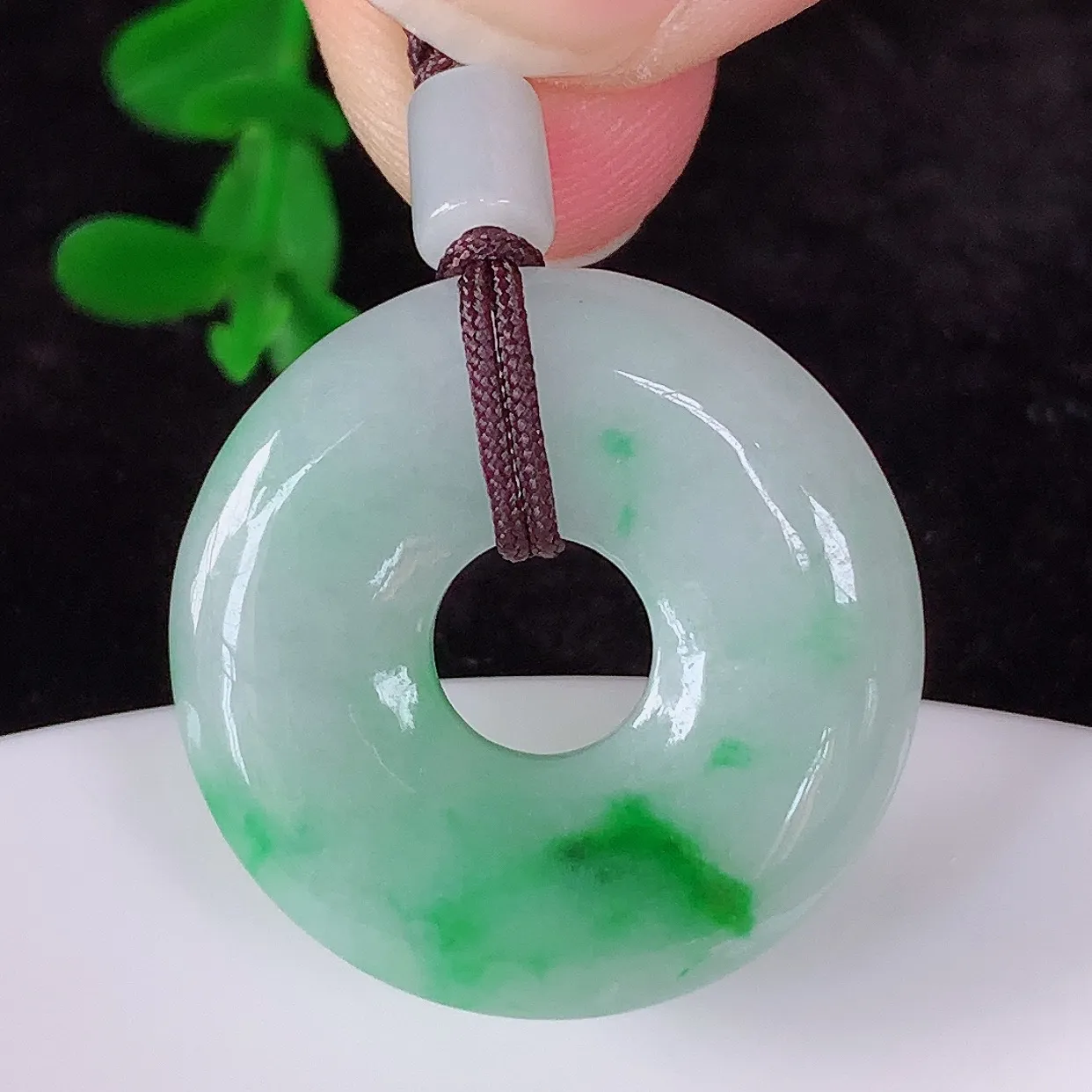 自然光实拍，冰润冰糯种飘阳绿翡翠平安扣吊坠，翡翠平安扣，冰透，灵动飘逸，寓意平平安安，平安扣佩戴端庄漂亮！#57.5