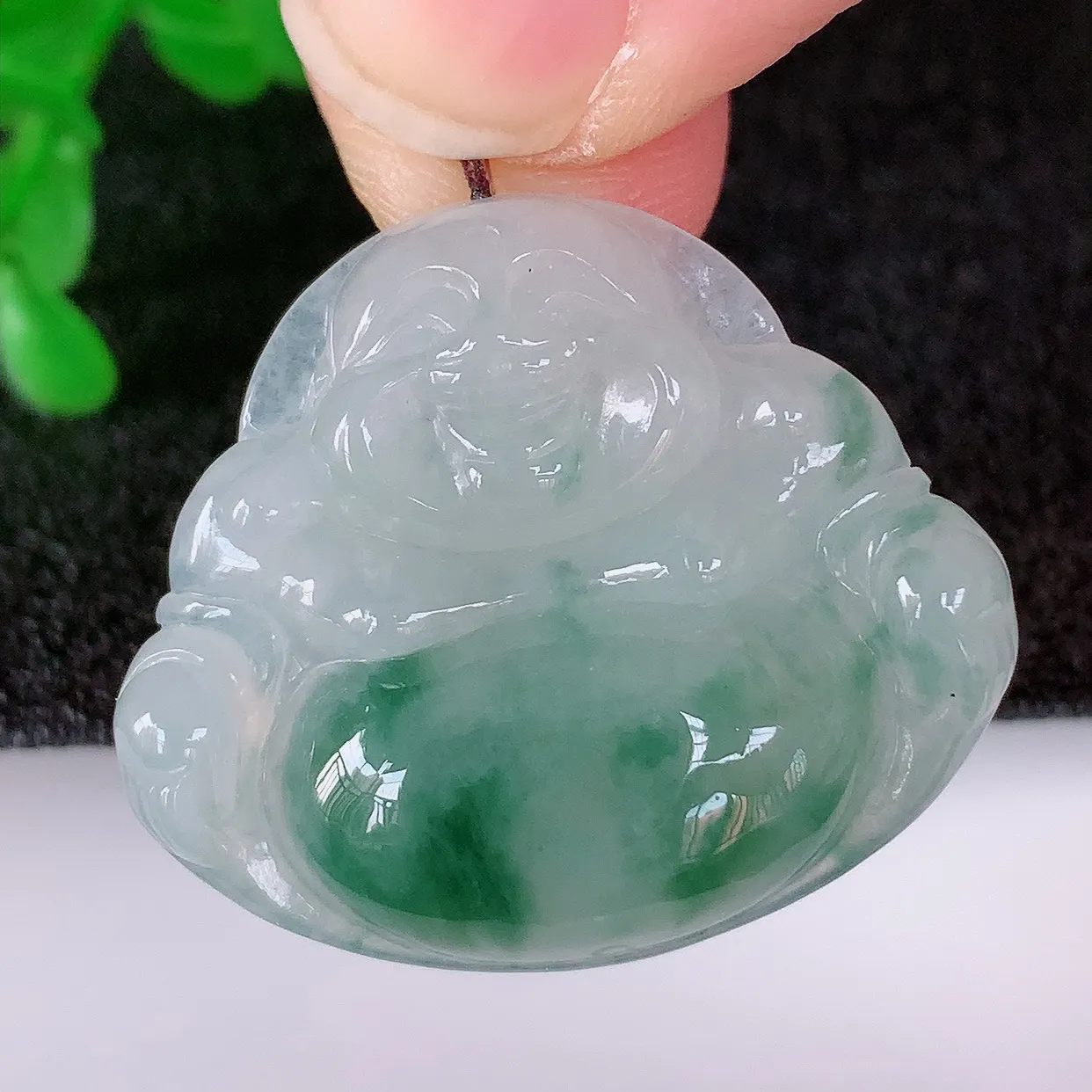 自然光实拍，冰润冰飘花翡翠佛公吊坠，饱满， 佛公亦保平安，寓意有福（佛公）相伴，配戴优雅迷人！#57.5