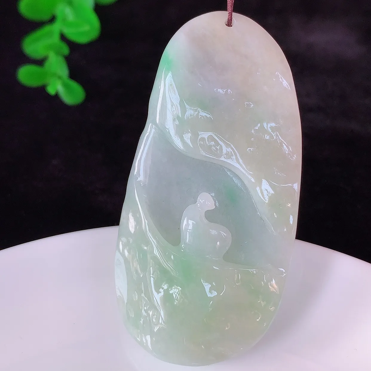 自然光实拍，冰润冰糯种双彩黄加绿翡翠悟道吊坠，翡翠悟道寓意“祥和，安宁，吉祥，幸福”，佩戴效果优雅迷