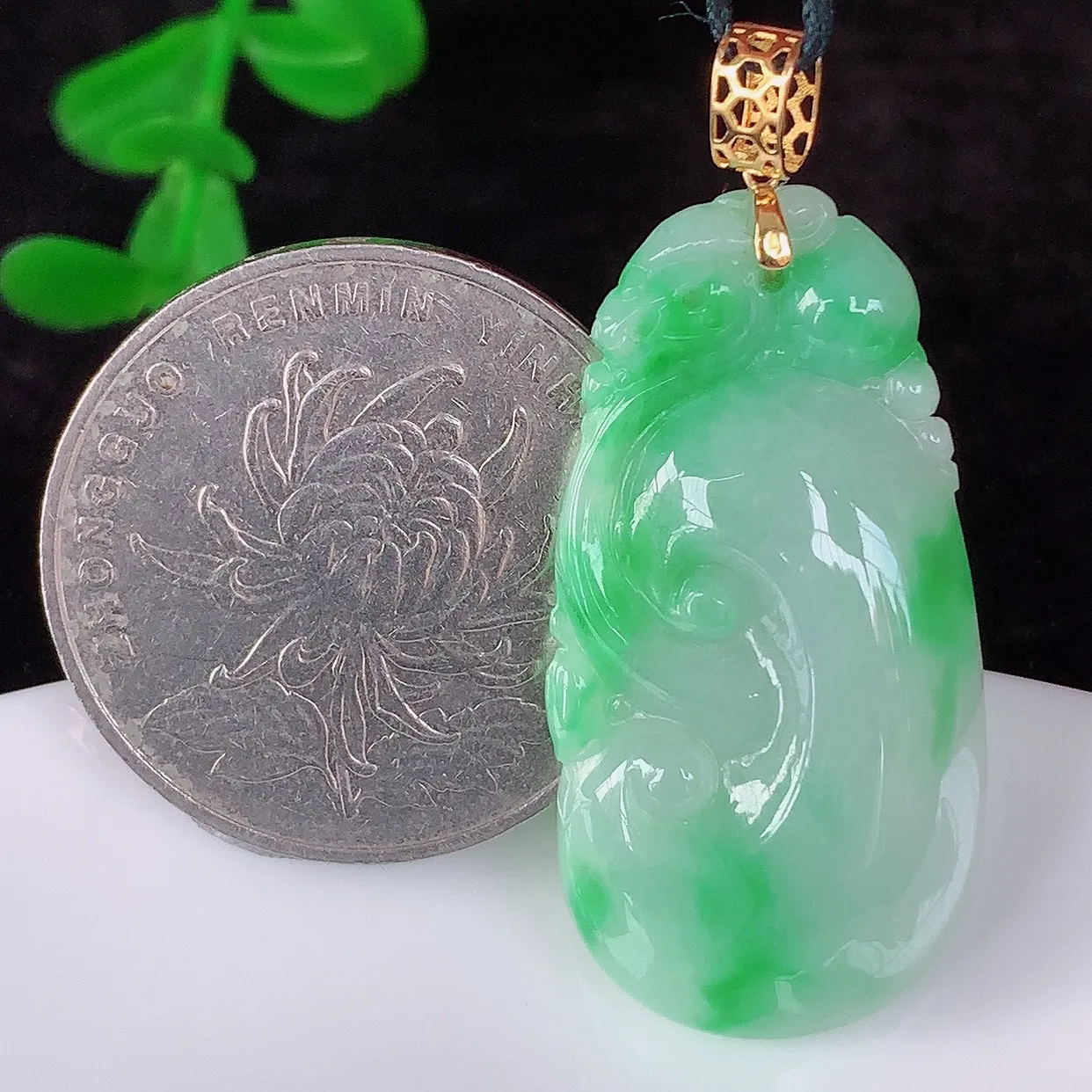 自然光实拍，18k金镶嵌冰润冰糯种飘阳绿翡翠如意吊坠，寓意顺心如意，事事如意，吉祥如意，细腻饱满，色泽鲜艳，称心如意佩戴优雅时尚！#00.5整体39*裸石33*16.5*5.8