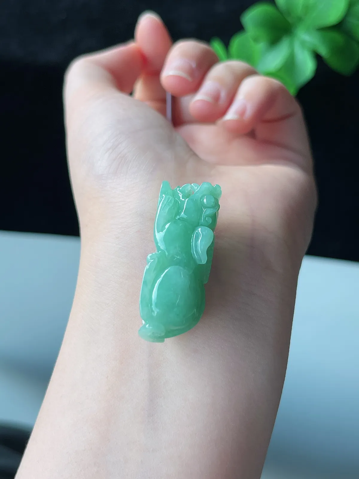 翡翠糯化种淡绿色吊坠