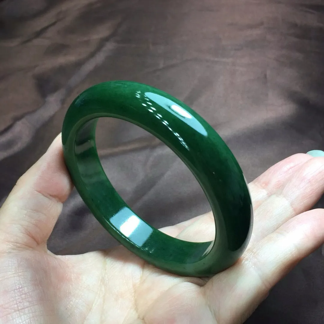 圈口62.3*14.5*9.5mm。重：78.2克左右。天然碧玉菠菜绿手镯，质细地腻，水头足，老坑老料，颜超色美！上手果效好。微黑点。