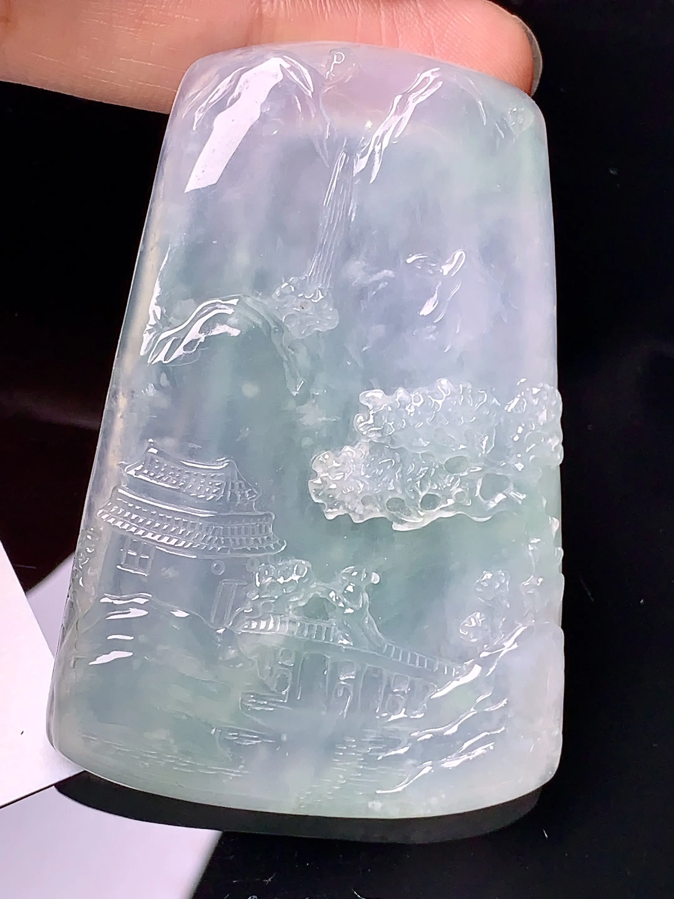 冰种飘绿山水牌吊坠 玉质细腻 色泽艳丽 整体尺寸59*39.6*5.2