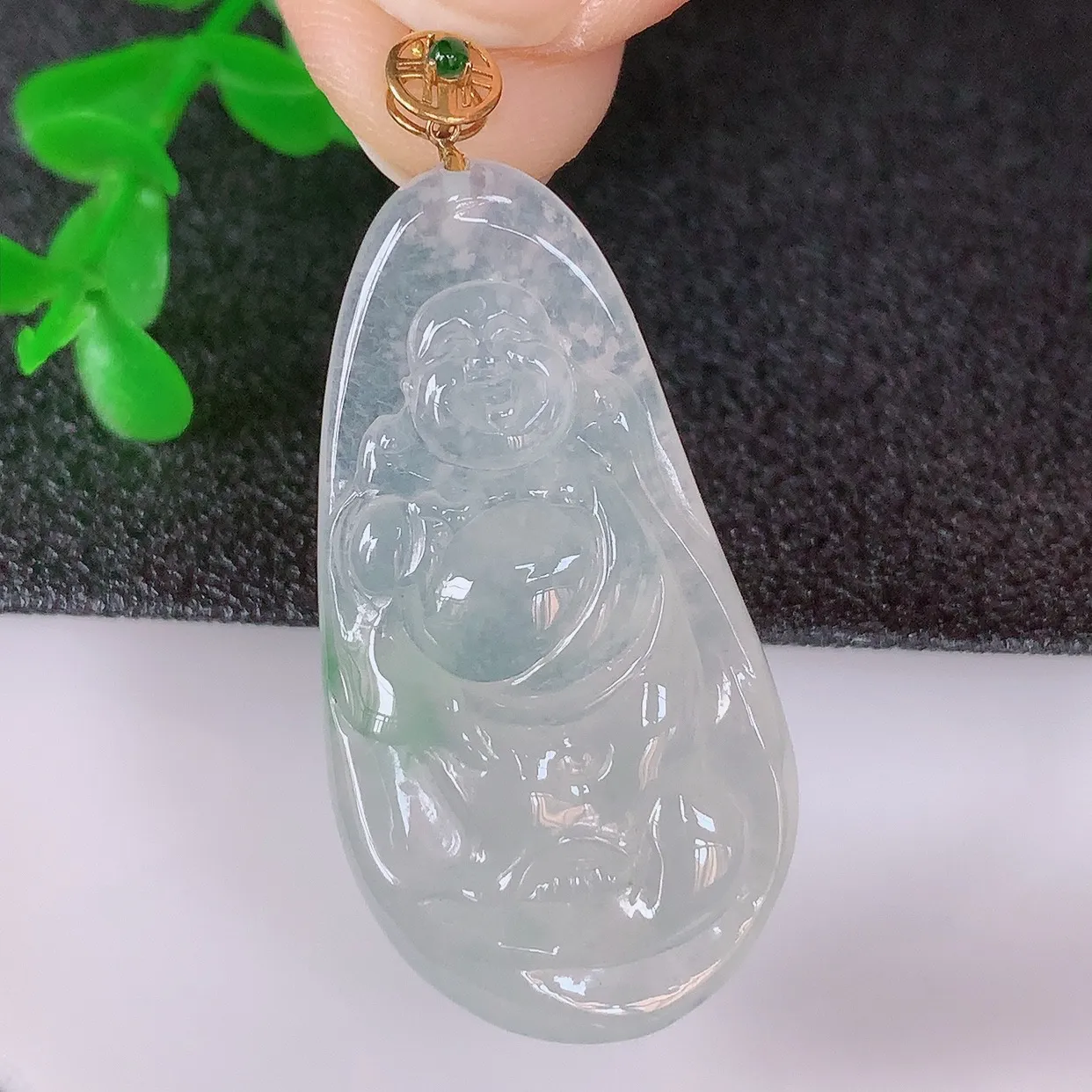 自然光实拍，18K金镶嵌冰种飘绿翡翠冰胶逍遥布袋佛吊坠，代代有钱，水足丰盈，盈满欢喜，配戴送礼佳品！#00.5整体42.6*裸石36*19*5.5