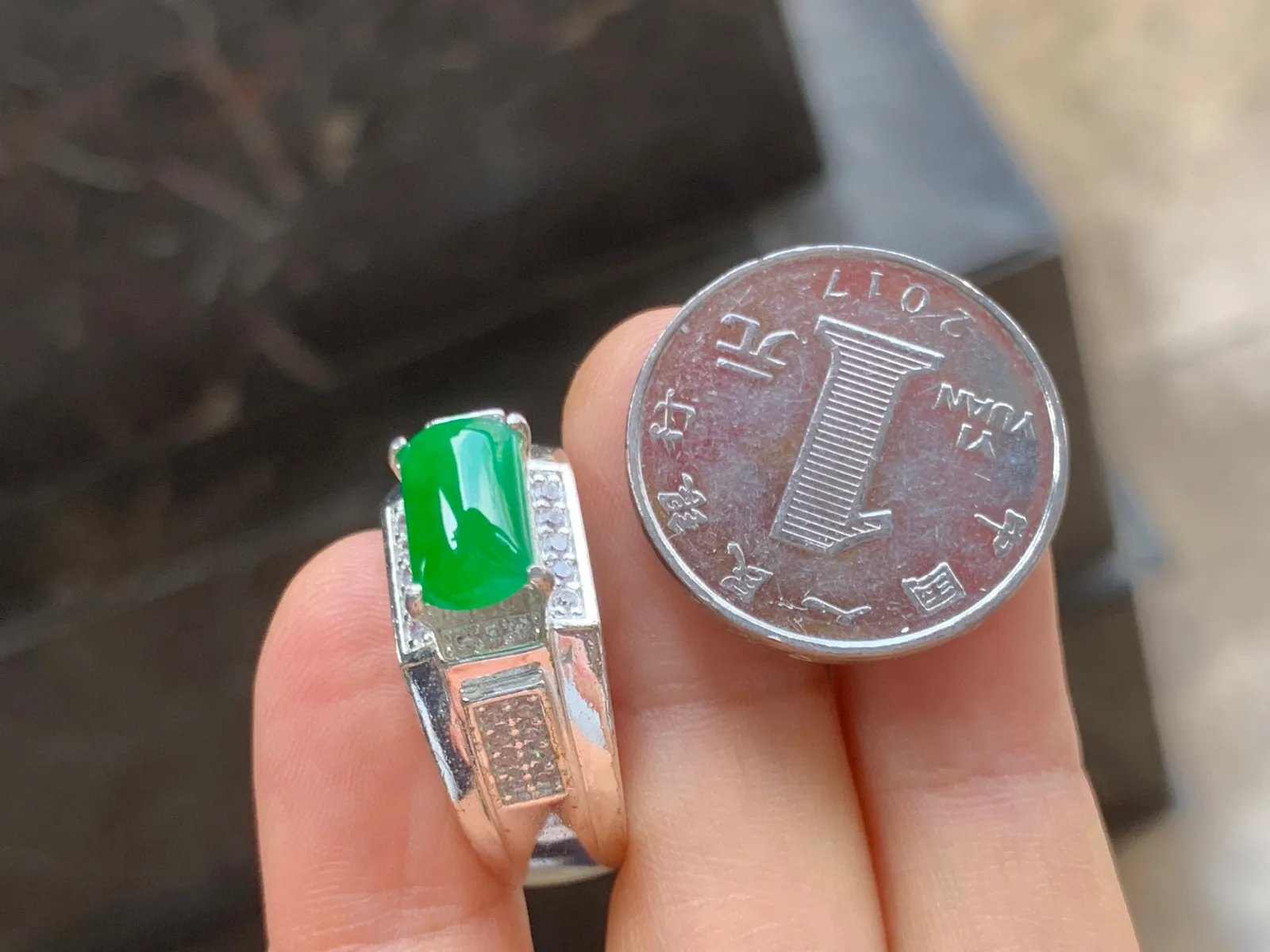 满色马鞍戒面 种好水润 颜色辣绿
铜托