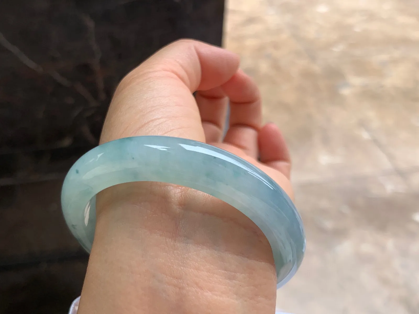 55-11.5-8.5mm
糯冰飘花手镯 底子细腻 水润