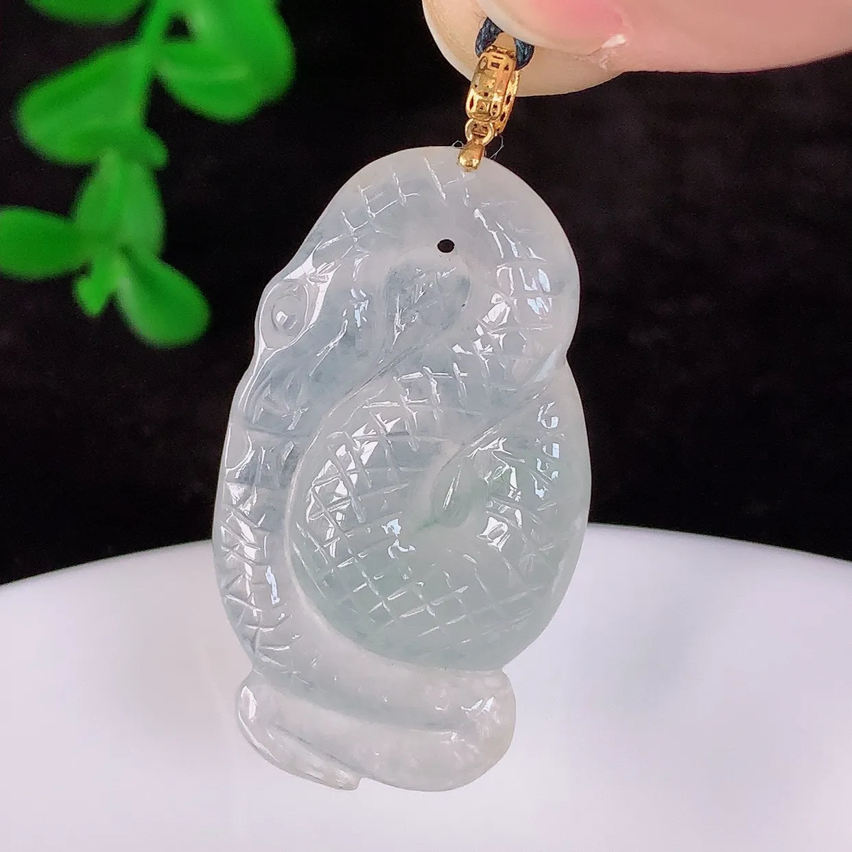 自然光实拍，18k金镶嵌冰种翡翠生肖蛇吊坠，沁人心脾，精致典雅的设计，为佩戴者，增添色彩，送礼自留都是佳品选择！#1.5